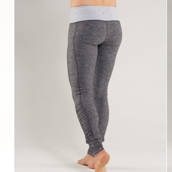 Lululemon Run: Turn Around Reversible Tight size 8 in  Heathered Grey - Picture 3 of 12